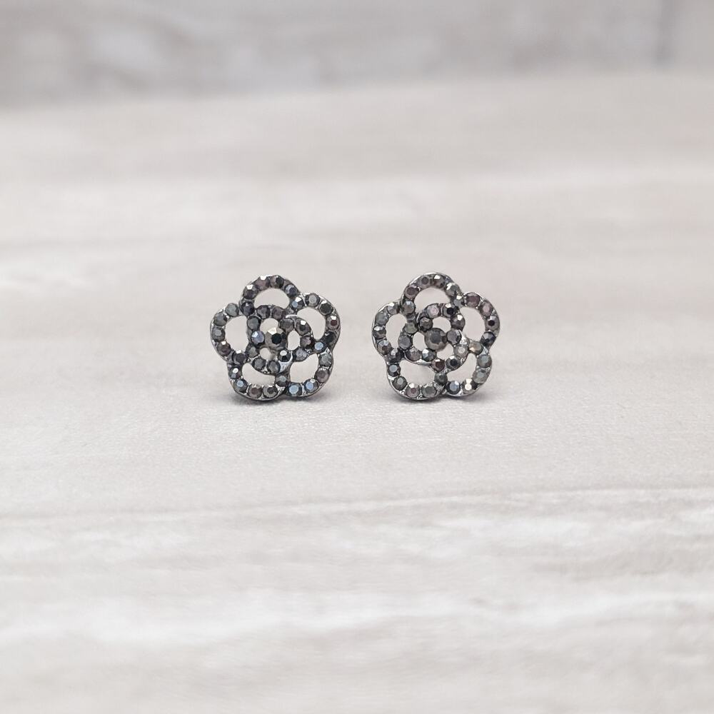 Metallic Grey & Silver Tone Flower Shape Stud Earrings 5/8"